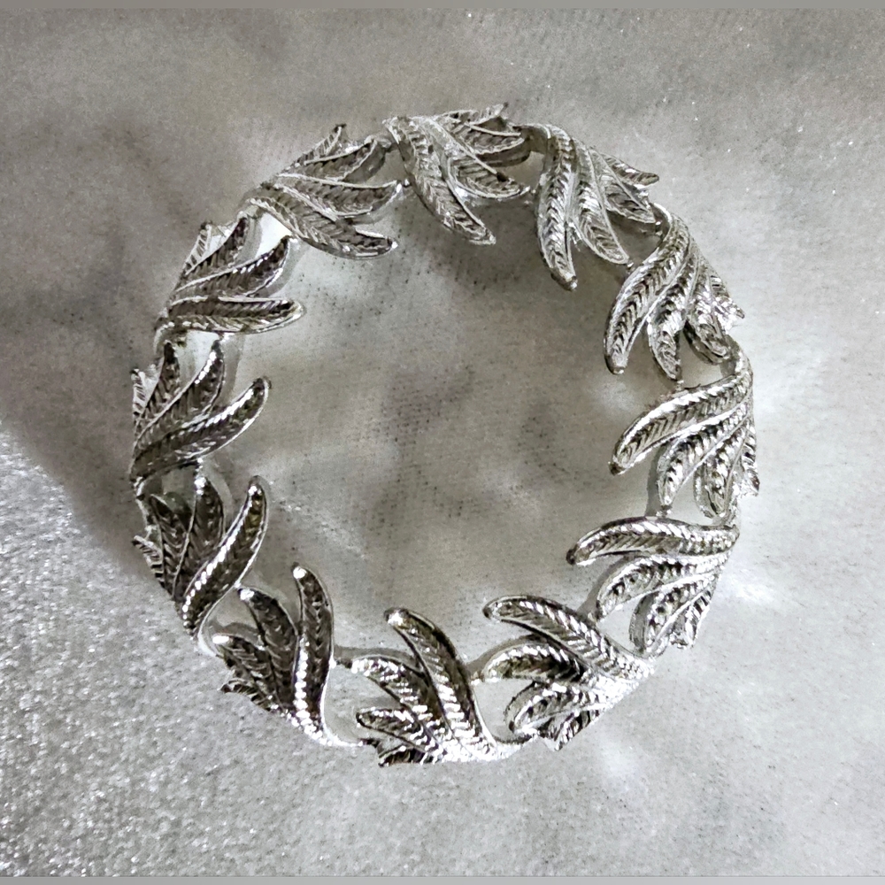 Vintage Star brand silver leaves wreath brooch